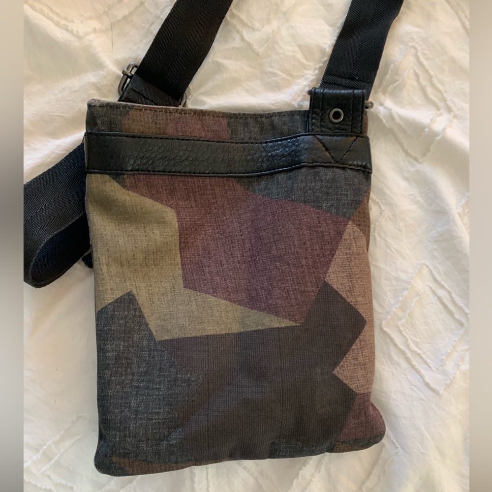DAKINE green camo sling purse - Picture 2 of 5